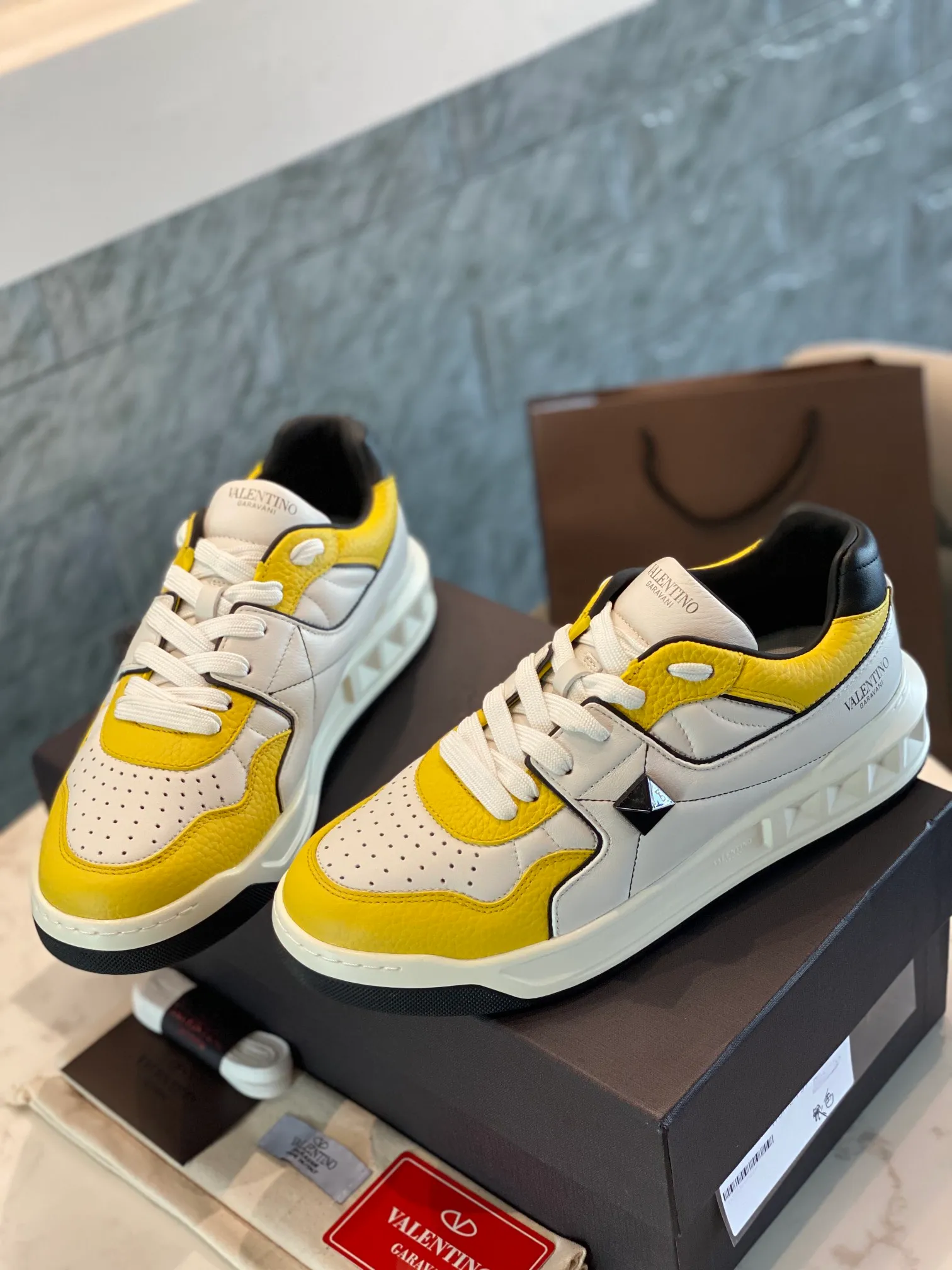 👟👟Ex-factory price 780👟👟 Valentino ONE STUD calfskin lace-up sneakers. Soft suede low-top sneakers, classic and versatile, couple's sneakers, special goods, worth buying! A pair of simple shoes with unique details will save you from the difficulty of dressing. OneStud sneakers, with quilted plaid and oversized rivets, create an eye-catching punk style and get rid of the heavy feeling of this season's clothing. U👟👟Ex-factory price raise calfskin derby shoes, with exquisite leather construction and simple silhouette, smooth lines set the tone of coolness, they are a versatile item in the wardrobe. There are more Valentino boutique shoes waiting for you to unlock! It’s time to get the shoes you’ve been coveting for a long time! Officially on sale 7,+++ - Seven straps, decorated with metallic rubber effect. Decoration on the back and tongue. Size 35-44.